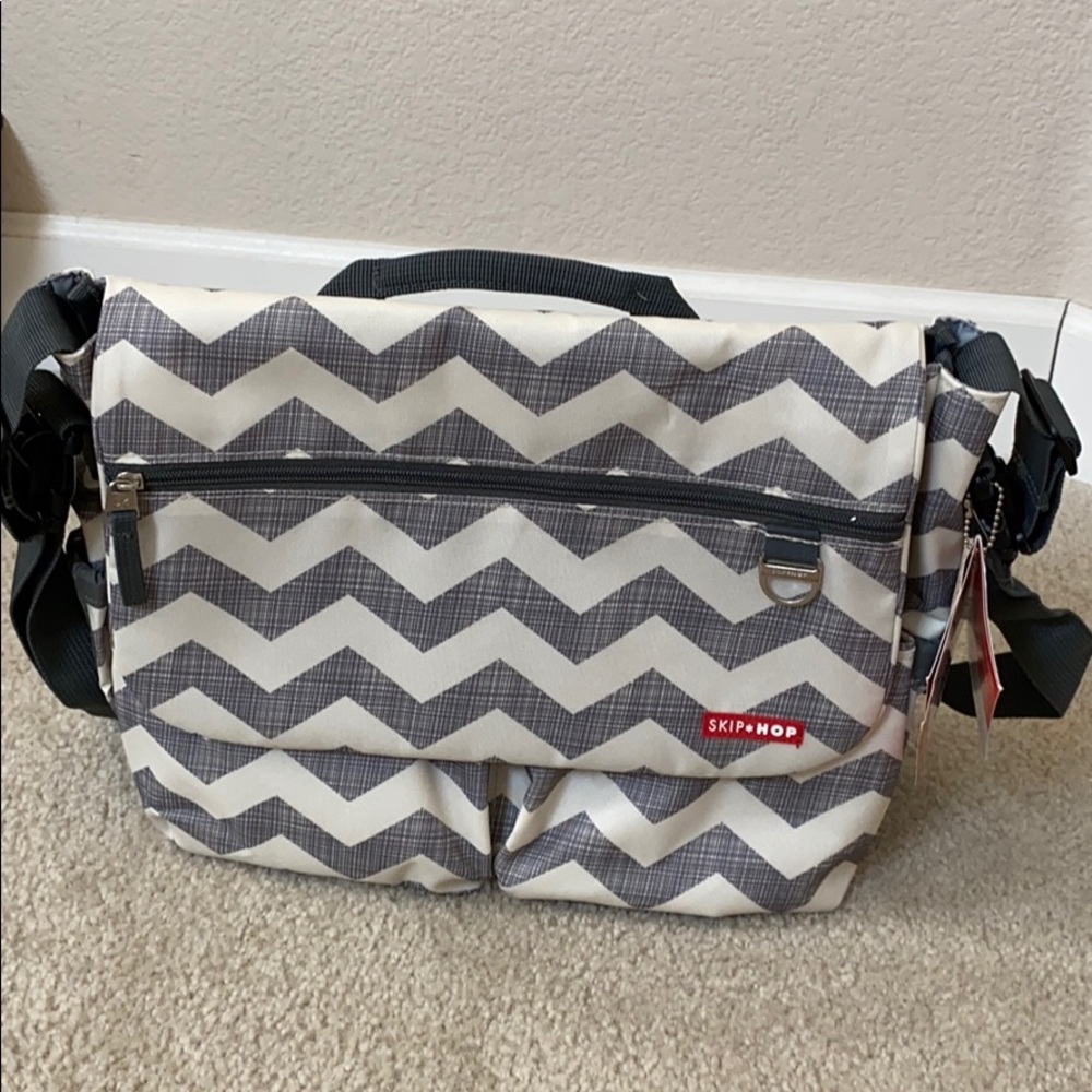 NWT Skip Hop Dash Messenger diaper bag